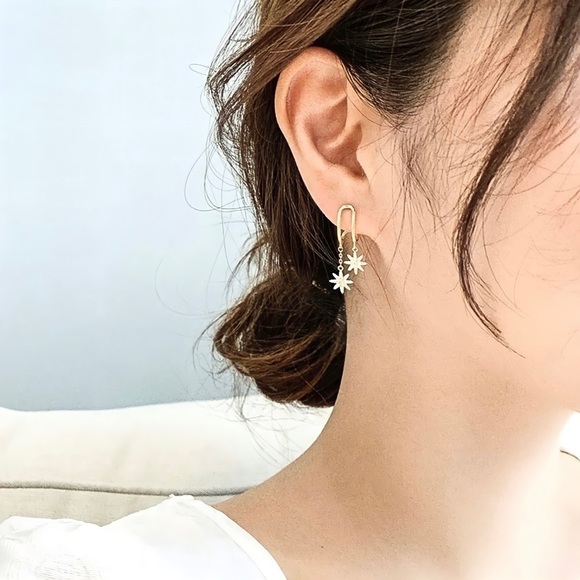 Any 2/$20! Gold U-Shaped Cradle Earrings w/Dangling Starbursts - Picture 2 of 8